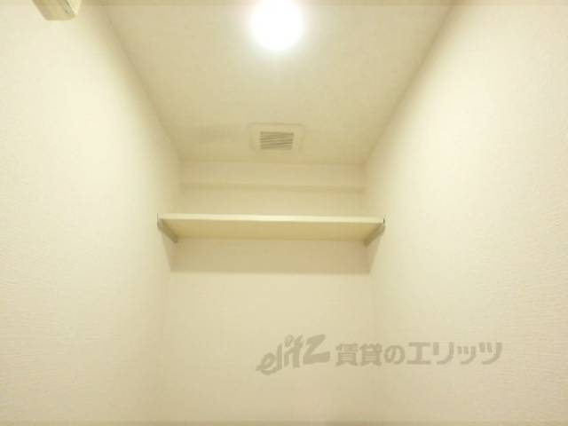 トイレ　トイレ上収納です