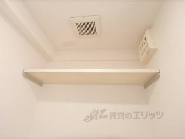 トイレ　トイレ上収納です