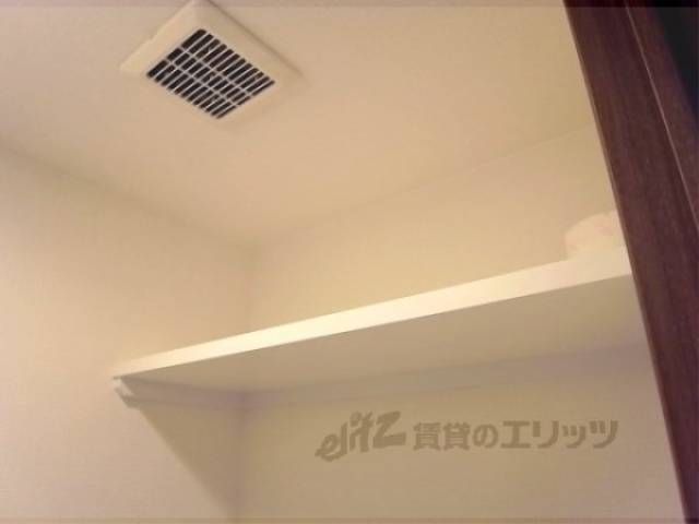 収納　トイレの棚