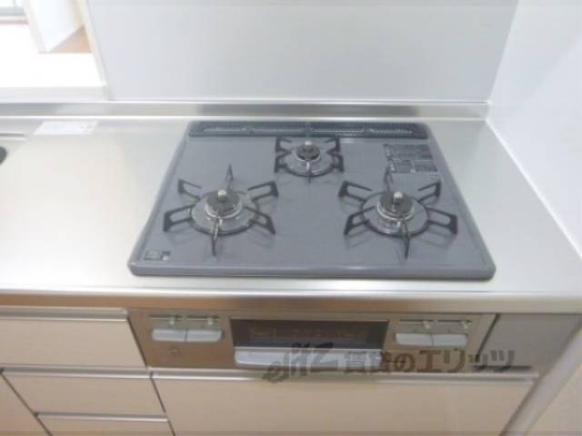 キッチン　３口コンロ