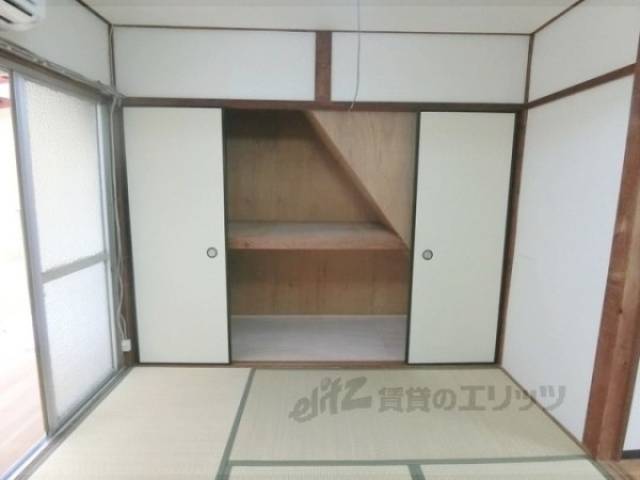 収納　階段下の広々押入れ
