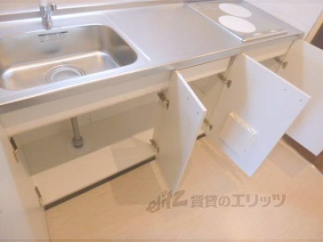 キッチン　収納棚の下部