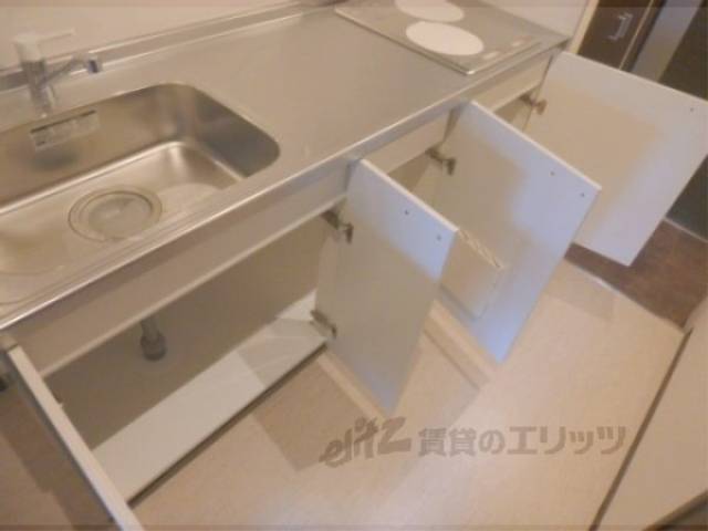 キッチン　収納棚の下部