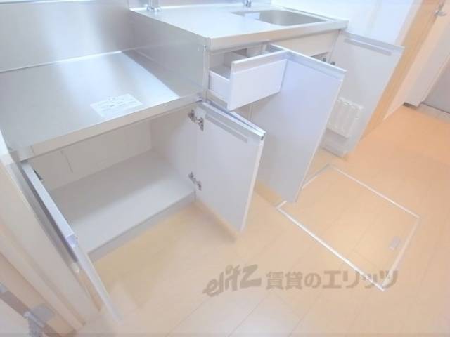 キッチン　キッチン下部収納1　収納スペースも多く、非常に便利です。