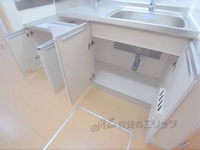 キッチン　キッチン下部収納2　包丁立ても備え付けです。