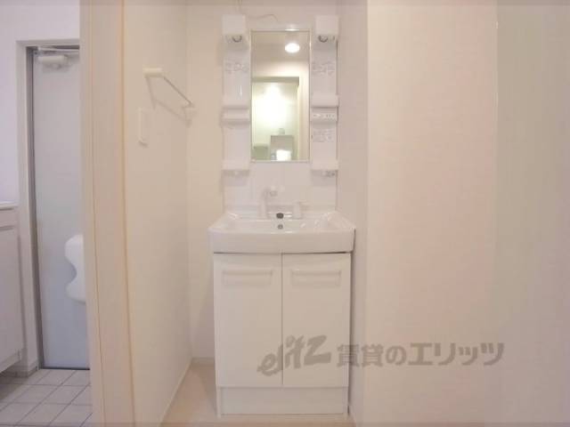 洗面所　洗面台　収納スペースも多く、非常に便利です。