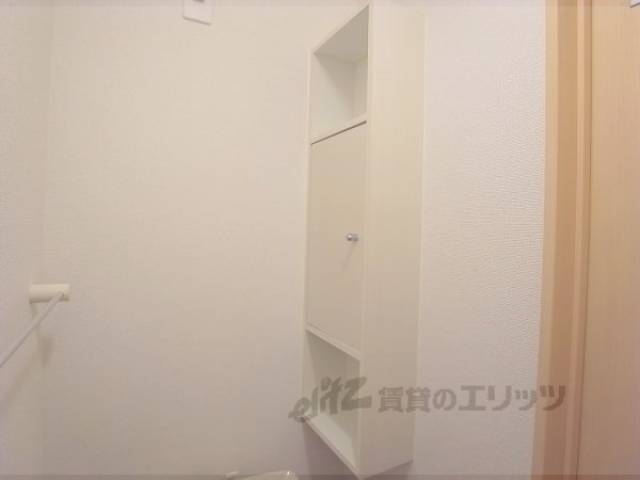 トイレ　トイレ収納　トイレにも収納棚があり、非常に便利です。