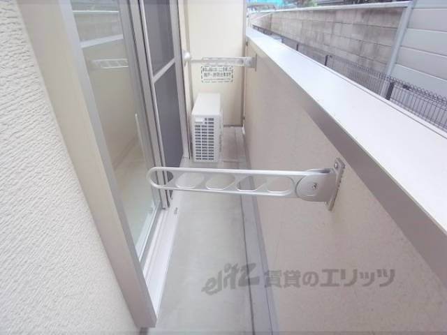 ベランダ　便利な物干し竿掛け付きです。