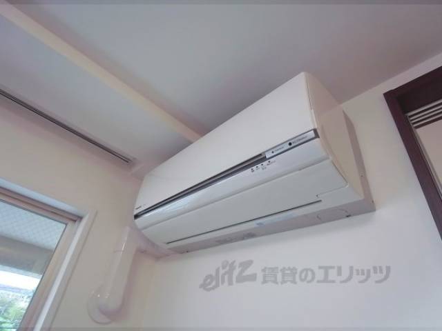 エアコン　リビング、洋室二カ所計三台付いています。