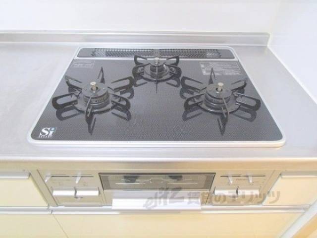 キッチン　ガス３口コンロ
