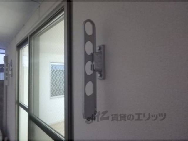 ベランダ　物干し竿置