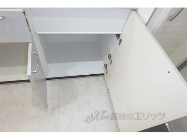 収納　キッチン下部