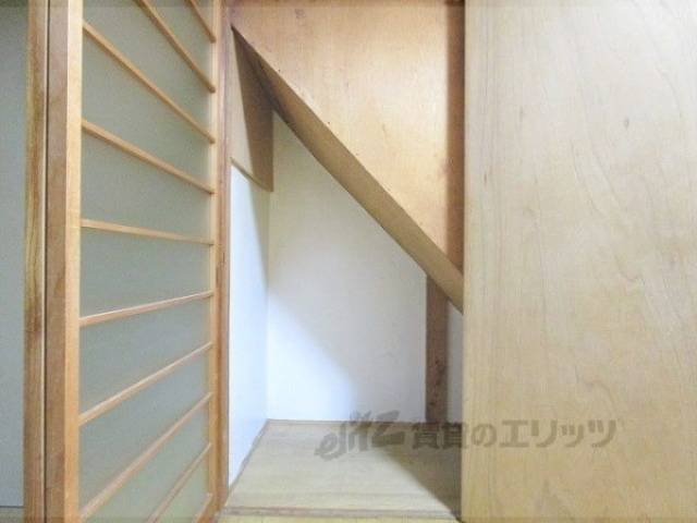 キッチン　階段下収納