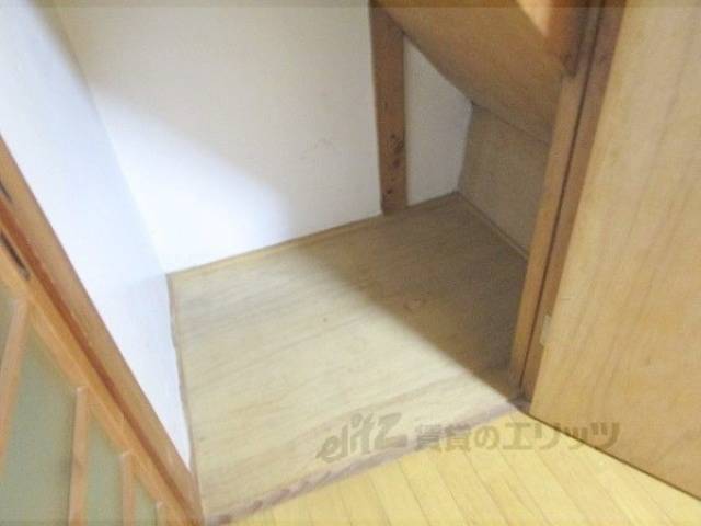 キッチン　階段下収納