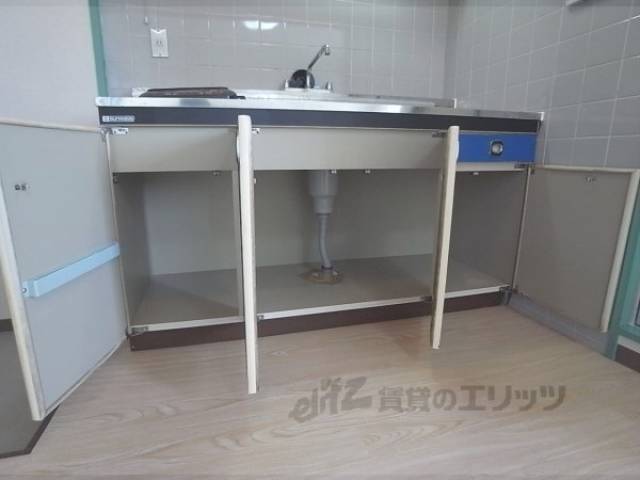 収納　キッチン上下部にも収納ござます。