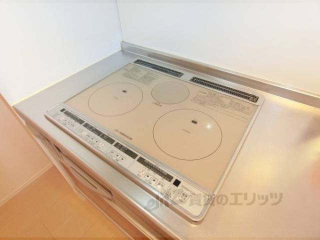 キッチン　3口コンロ
