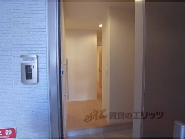 玄関　【別建物の参考画像】