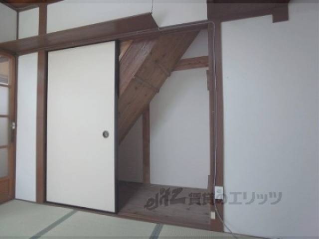 収納　階段下収納