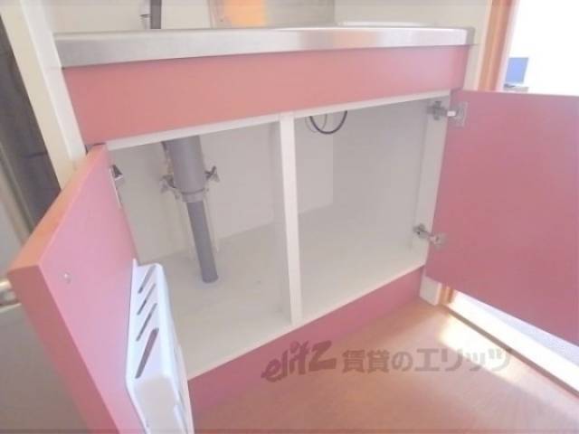 キッチン　下部収納　包丁立てもあって便利