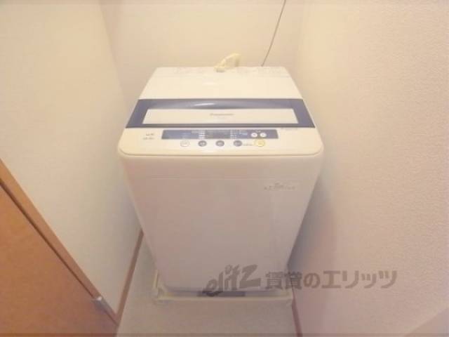 洗濯機置場　洗濯機も付いています。