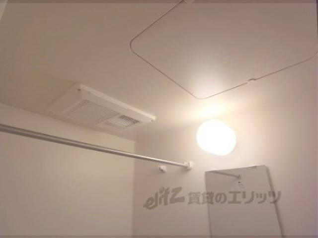 風呂　天井　乾燥機で雨の日の洗濯も心配なし。