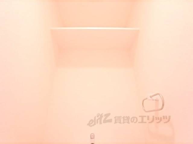 トイレ　トイレ上：収納場所