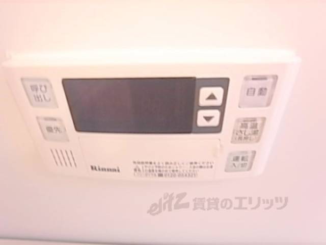 風呂　浴室：給湯器リモコン