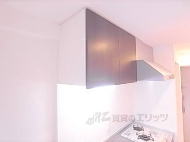 キッチン　換気扇：吊戸棚
