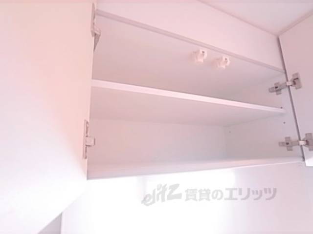 キッチン　吊戸棚：収納場所