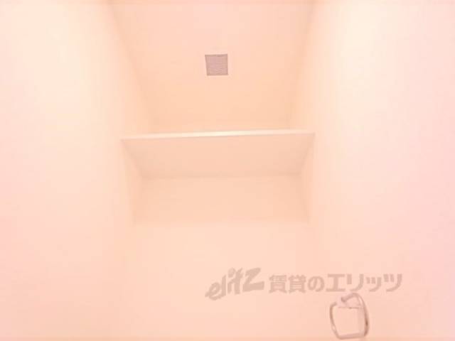 トイレ　トイレ上：収納場所
