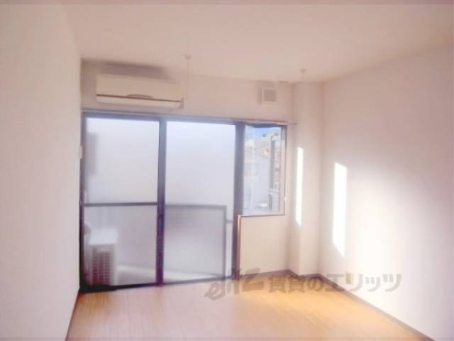 洋室　照明が自由に設置可能です。