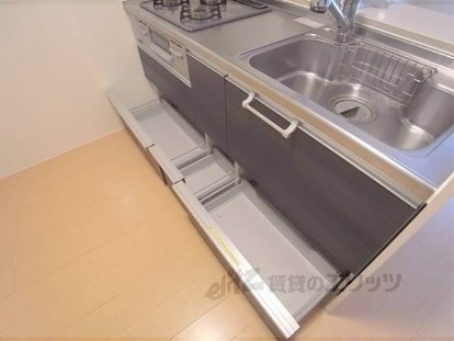 キッチン　同タイプマンションの写真です。