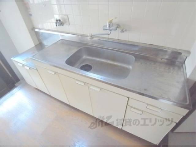 キッチン　作業スペースもあり便利です。