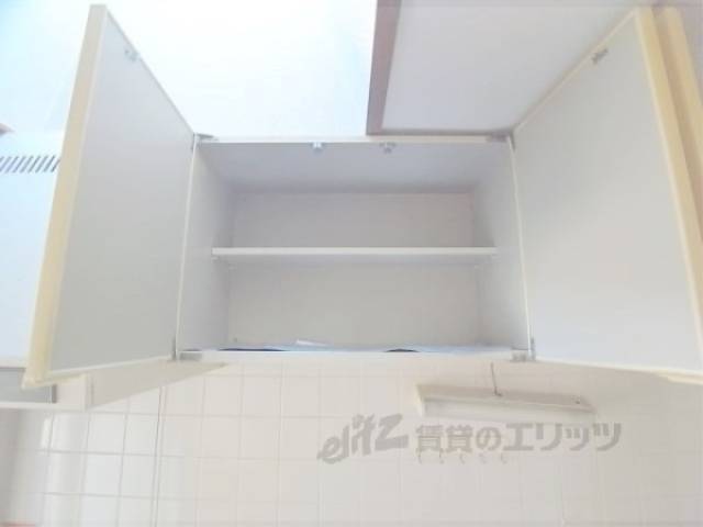 キッチン　上部収納１　お皿の収納など、お好きにどうぞ。