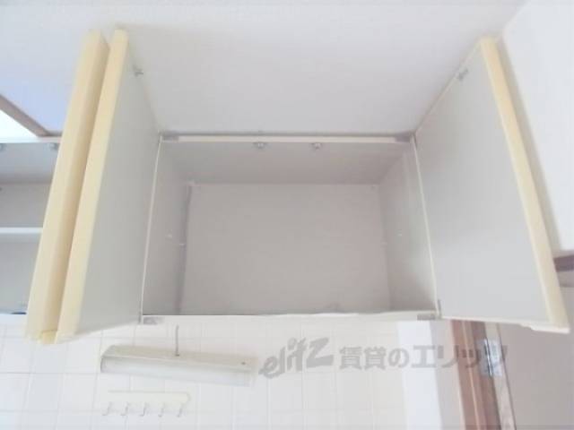 キッチン　上部収納２