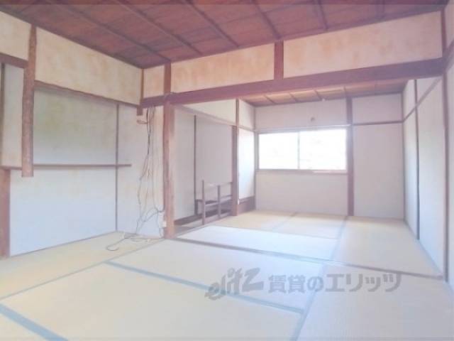 居室　2階和室　出窓が多く、日当たり良好です。