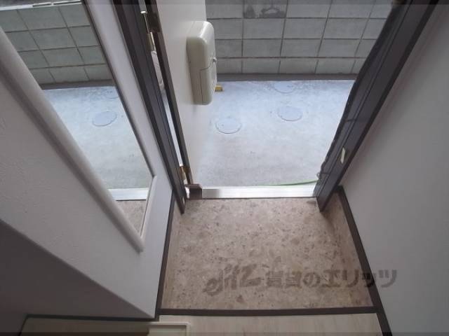 玄関　同タイプマンションの写真です。