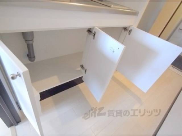 キッチン　下部収納　料理道具もしっかり収納できます。