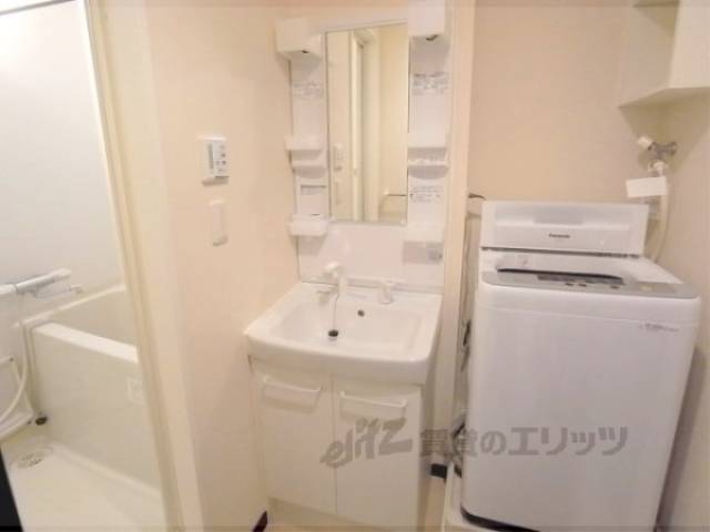 洗面所　洗髪可能な洗面台です。