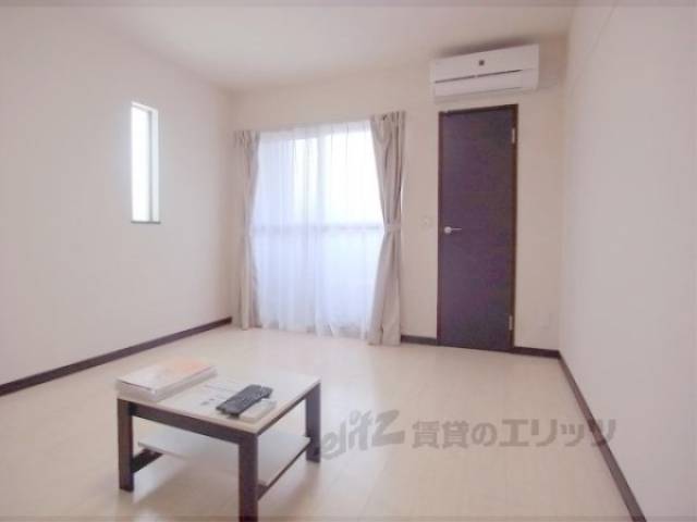 居室　きれいで広々としていますね。