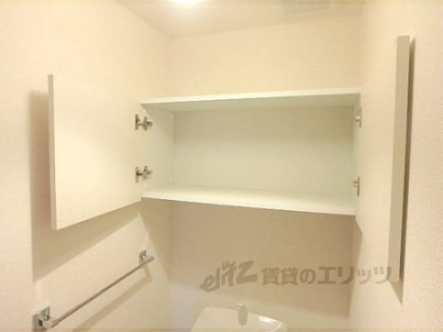 トイレ　個室内棚