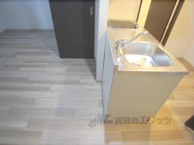 キッチン　シンクの前にカウンターが設置されます。