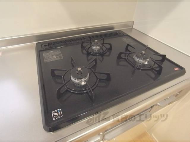 キッチン　使い勝手の良い3口コンロです。