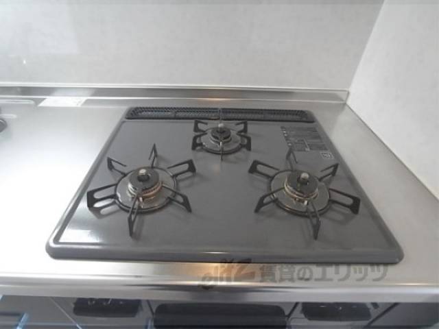 キッチン　三口コンロ