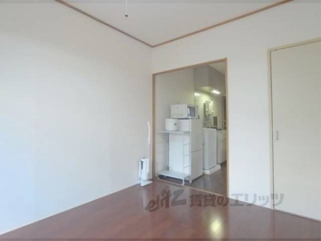 居室　綺麗なフローリングです。