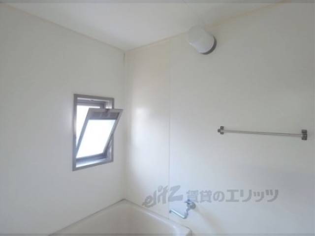 風呂　出窓　出窓がついていて、換気も問題無し。