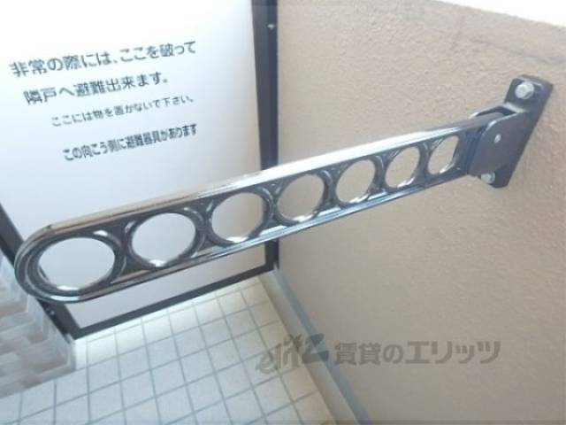 ベランダ　物干し竿かけ