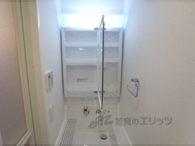 洗面所　洗面化粧台：収納