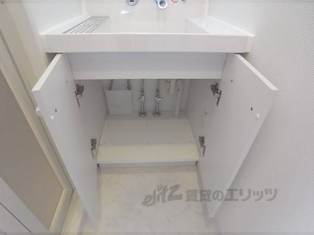 洗面所　洗面化粧台：収納
