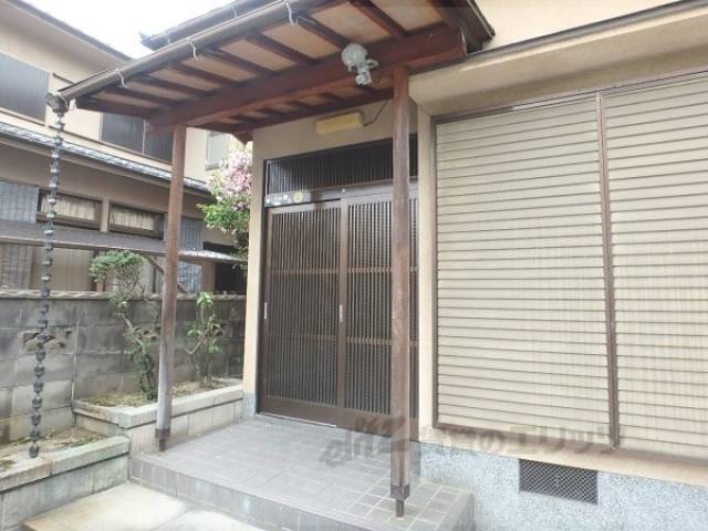 玄関　窓についているものは防犯シャッターです